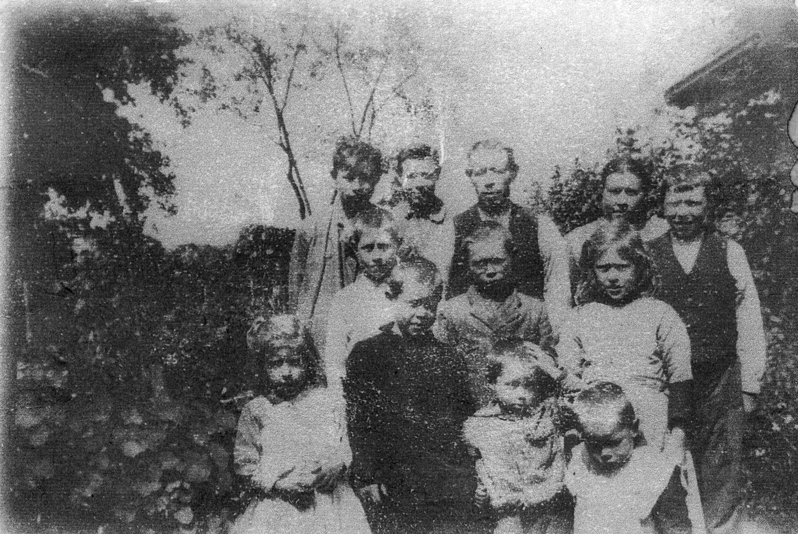 Klik voor foto in apart venster hondenhok_gezin_vlnr_gijs__peet__vader_dirk_van_den_broek__moeder_geertje_van_de_kamp__kobus__daaronder_herman___gerrit__dina__onder_gijsje__evert__dirk_en_henk.jpg